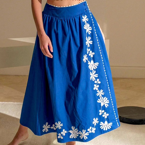 NWT! Beautiful Embroidered navy skirt